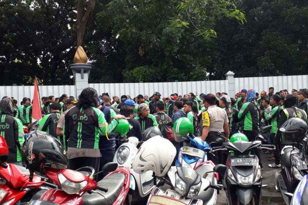 Ribuan diver GrabBike menggelar aksi unjuk rasa, Kamis (5/1/2017).