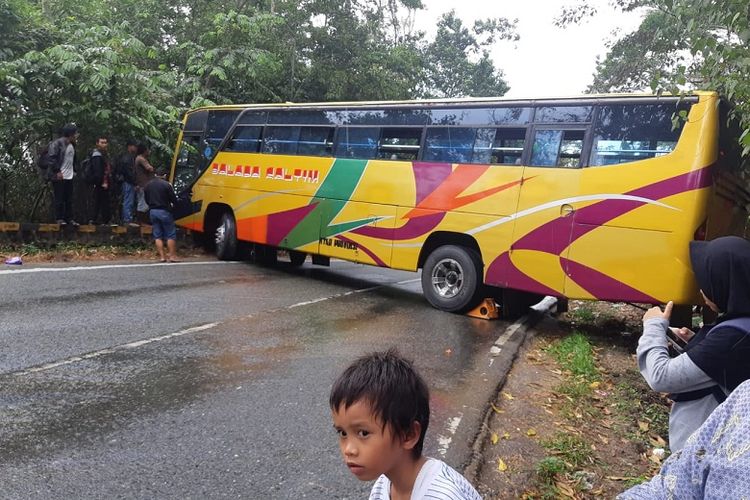 Bus Balada Kaltim nyaris tergelicir ke dalam jurang lantaran jalan yang licin dan berminyak di kawasan Tahura, Kutai Kartanegara, Sabtu (9/3/2019).