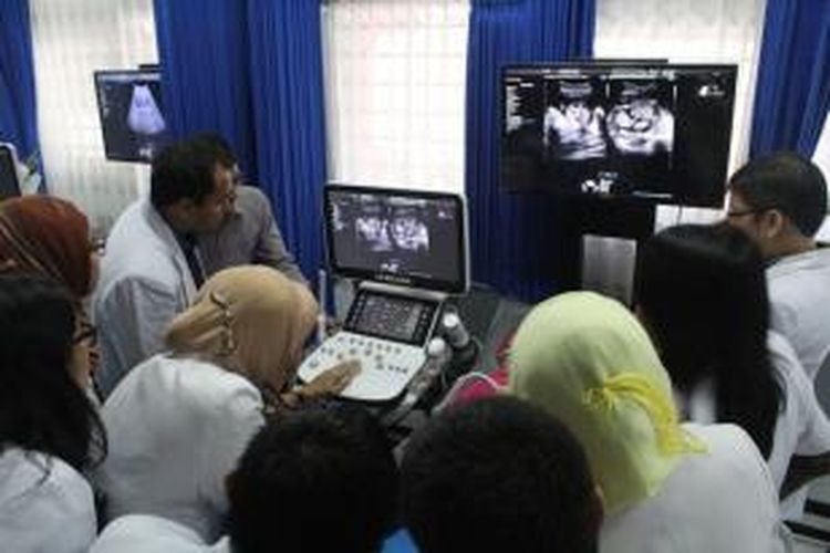 Para dokter peserta pendidikan ultrasonografi di Samsung Sono School, Surabaya.