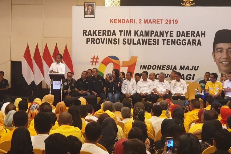 Capres nomor urut 01 Jokowi saat membuka rapat Tim Kampanye Daerah (TKD) Sulawesi Tenggara, di Kendari, Sabtu (2/3/2019).