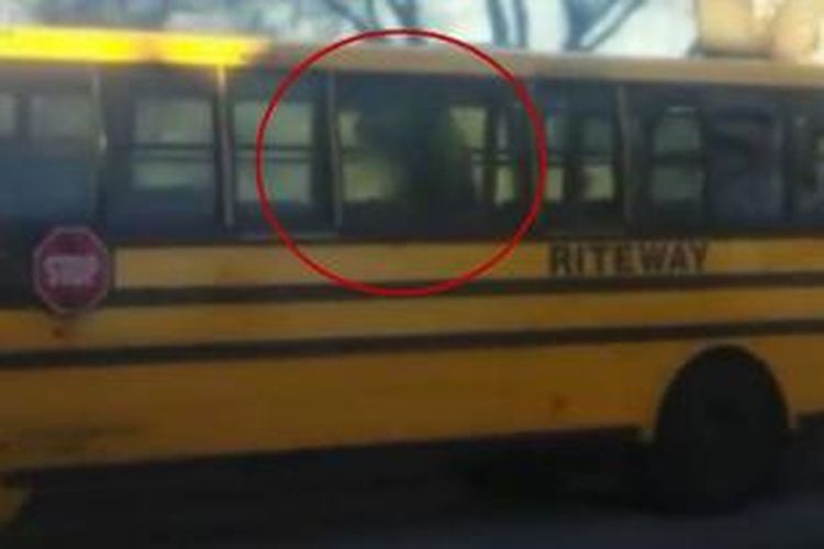 Seorang sopir melakukan hubungan seks dengan pelacur di bus sekolah.