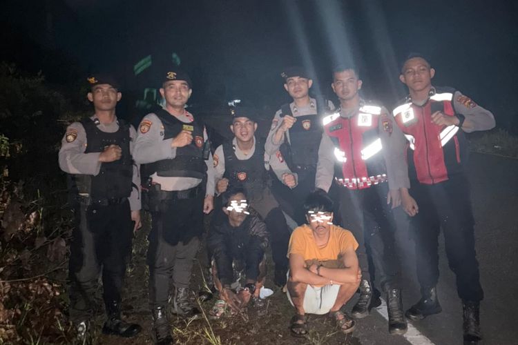 Gelisah Lihat Polisi, Dua Pria Ini Ketahuan Bawa 20 Paket Sabu di Pantai Pukan