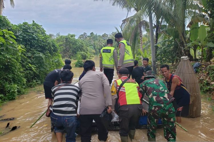 BPBD OKU mengevakuasi korban banjir, Sabtu (17/2/2024).