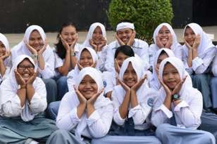 Bupati Purwakarta sedang selfie bersama pelajar SMAN 3 Purwakarta di lapangan sekolah belum lama ini. 