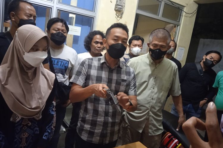 Kasat Reskrim Polresta Bandar Lampung Kompol Devi Sujana menunjukkan senjata api rakitan milik pelaku pencurian yang tewas dalam baku tembak dengan anggotanya.