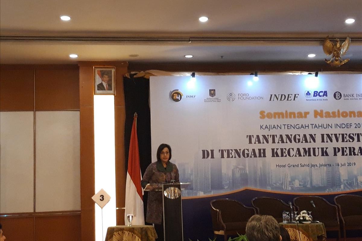 Menteri Keuangan Sri Mulyani Indrawati saat memberikan paparan dalam Seminar Nasional Tengah Tahun INDEF di Jakarta, Selasa (16/7/2019).
