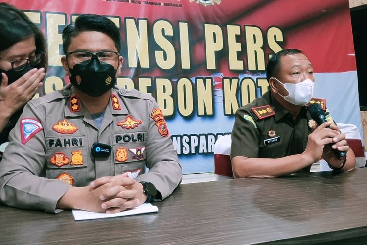 Kapolres Cirebon Kota AKBP Fahri Siregar bersama Kejaksaan Negeri Kabupaten Cirebon memberikan keterangan soal kelanjutan kasus Nurhayati di Mapolres Cirebon Kota, Selasa (1/3/2022).