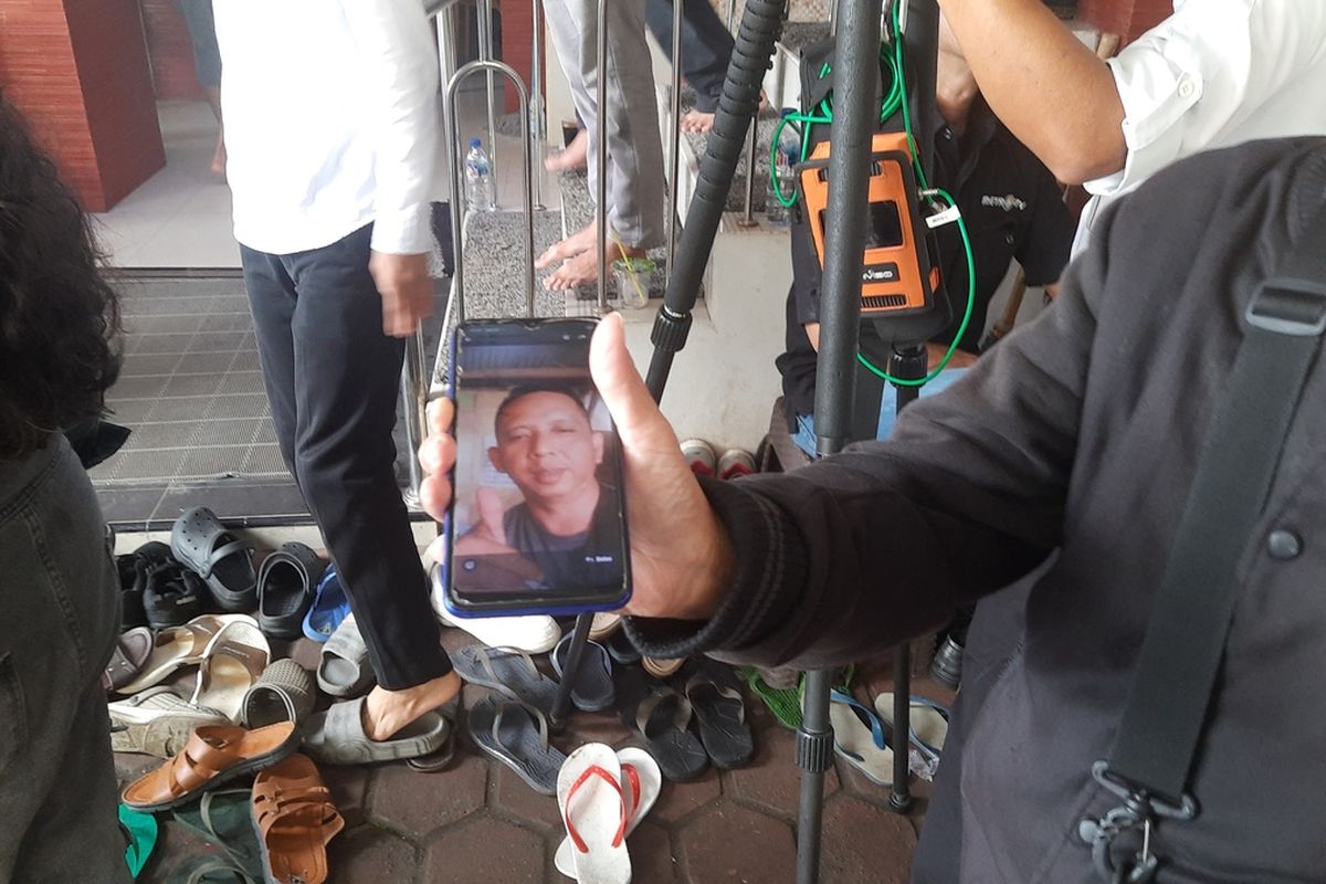 Marsah (53), kakak kandung Budiman (45), korban tewas dalam kecelakaan beruntun di Gerbang Tol (GT) Ciawi, Bogor, Jawa Barat, Rabu (5/2/2025). Ia datang ke rumah sakit untuk mengetahui keadaan adik kandungnya.