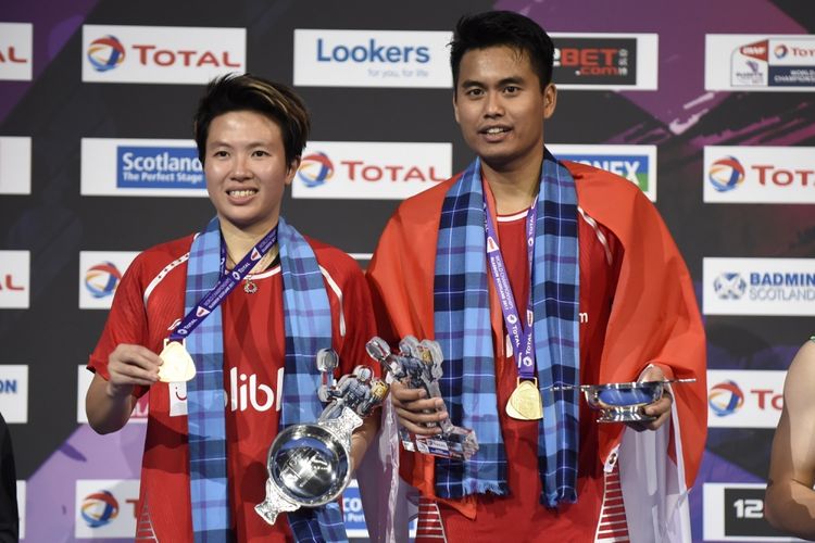 Peraih medali emas, pebulu tangkis Indonesia Tontowi Ahmad/Liliyana Natsir berfoto bersama di podium setelah partai ganda campuran di Kejuaraan Dunia Bulu Tangkis 2017, di Emirates Arena, Glasgow, Skotlandia, Minggu(27/8/2017).