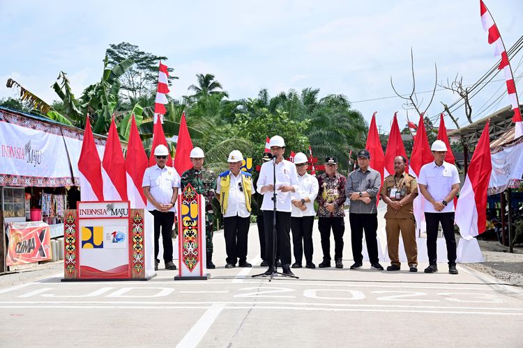 Presiden Joko Widodo (Jokowi) meresmikan jalan di Provinsi Kalimantan Timur (Kaltim) yang telah diperbaiki melaui Inpres Jalan Daerah (IJD), pada Jumat (01/03/2024).
