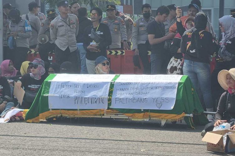 Aksi demo warga Tegal Binangun yang menolak masuk ke wilayah Kabupaten Banyuasin, saat berlangsung di Kantor Gubernur Sumsel, Rabu (26/7/2023).