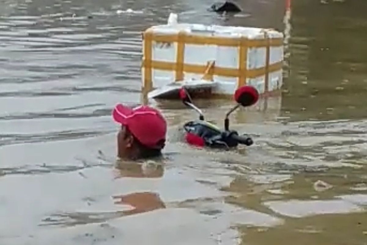 Sejumlah rumah, mobil dan fasilitas umum terendam banjir dan sebagian warga dibantu petugas mengungsi ke posko yang disediakan di sekitar lokasi, Kecamatan Cileungsi, Kabupaten Bogor, Rabu (1/1/2019).