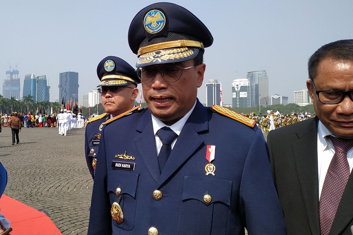 Menteri Perhubungan (Menhub) Budi Karya Sumadi memberikan keterangan seusai upacara pelantikan Perwira Transportasi di Lapangan Monas, Jakarta, Rabu (18/9/2019).