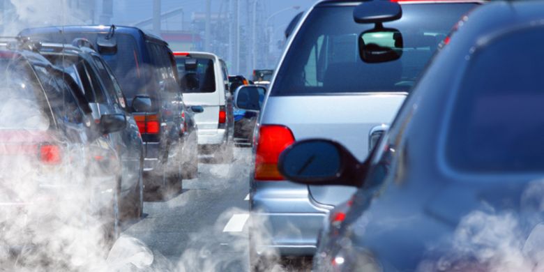 Ilustrasi polusi kendaraan, asap mobil