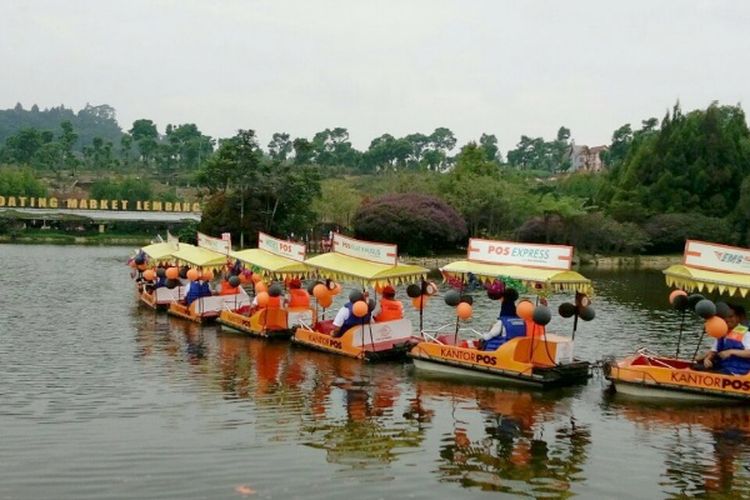 Sejumlah pengunjung saat menaiki perahu wisata Pos Indonesia di Floating Market, Lembang, Kabupaten Bandung Barat, Minggu (26/3/2017).