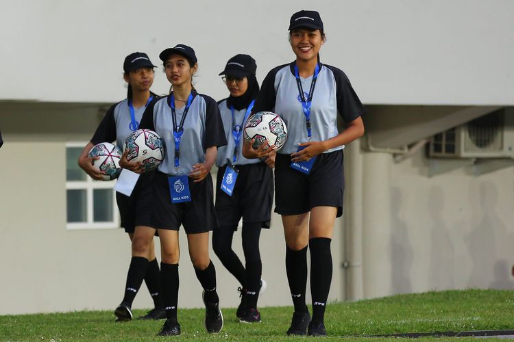 Anak gawang perempuan yang bertugas saat lanjutan Liga 1 2022-2023 yang digelar di Stadion Manahan Solo.