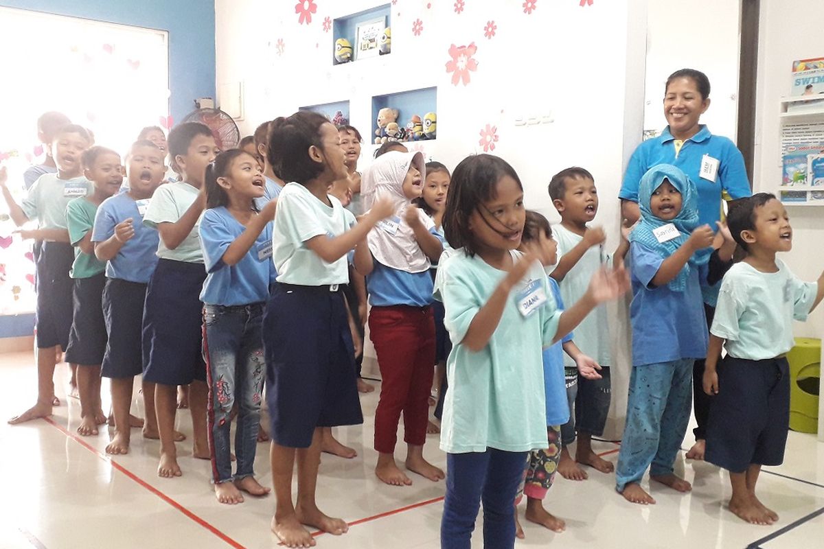 Suasana Rumah Belajar Saab Shares, di Cengkareng, Jakarta Barat. Sabrina dan Elena mendirikan rumah belajar itu empat tahun silam agar bisa membantu anak-anak kurang mampu di lingkungan itu dari segi pendidikan.