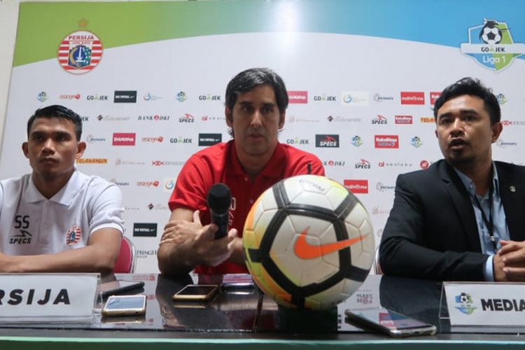 Pemain dan pelatih Persija Jakarta, Sandi Sute (kiri) dan Stefano Cugurra, (kanan) pada Sesi Jumpa Pers Usai Pertandingan Liga 1 2018 di Stadion Sultan Agung, Bantul, Selasa (17/7/2018).