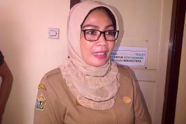Kepala Badan Kepegawai Daerah(BKD) Sultra, Nur Endang Aburaera memberikan penjelasan ke sejumlah wartawan usai diperiksa jaksa terkait indikasi perjalanan dinas fiktif saat menjadi Sekretaris Bappeda Sultra tahun 2009