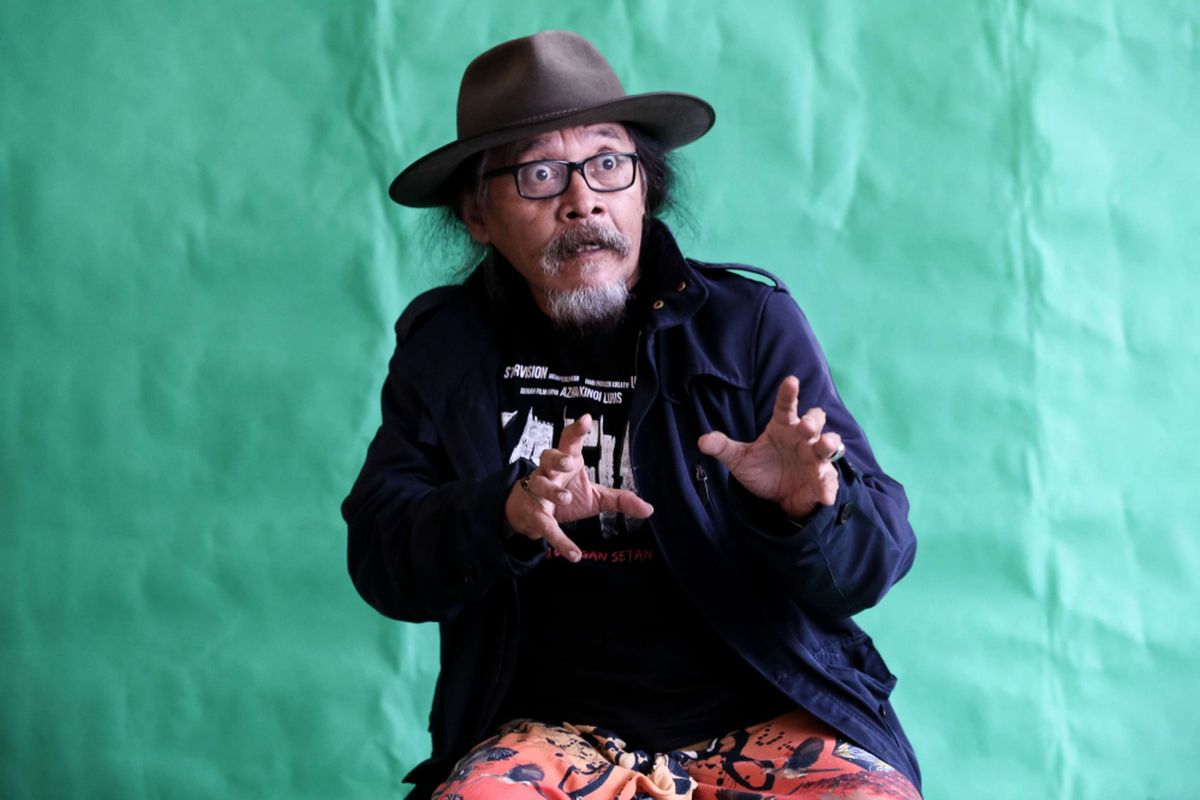 Aktor Sujiwo Tejo berpose di sela wawancara promo film Kafir di Redaksi Kompas.com, Jakarta, Jumat (27/7/2018). Film horor besutan Azhar Kinoi Lubis ini akan tayang di bioskop 2 Agustus mendatang.