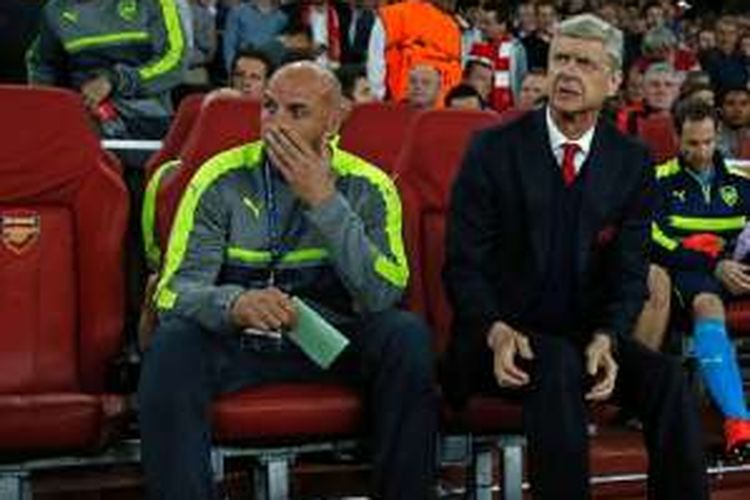 Manajer Arsenal, Arsene Wenger, dan asistennya, Steve Bould, tampak tegang di bangku cadangan saat timnya menjamu Basel di Stadion Emirates, Rabu (28/9/2016). 