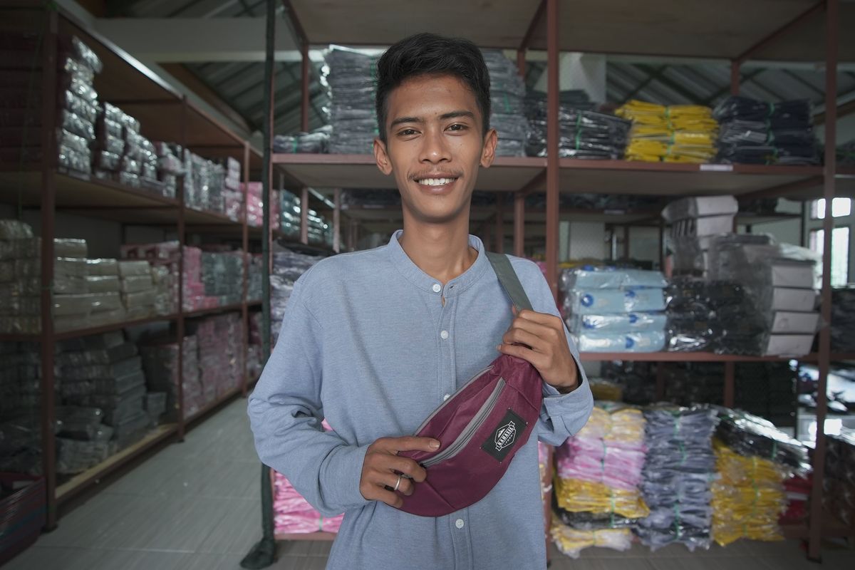 Rio Pebrian adalah pemilik toko Kahasil di Lazada memulai langkahnya menjadi penjual online. Rio menjual tas dan dompet lewat Lazada.