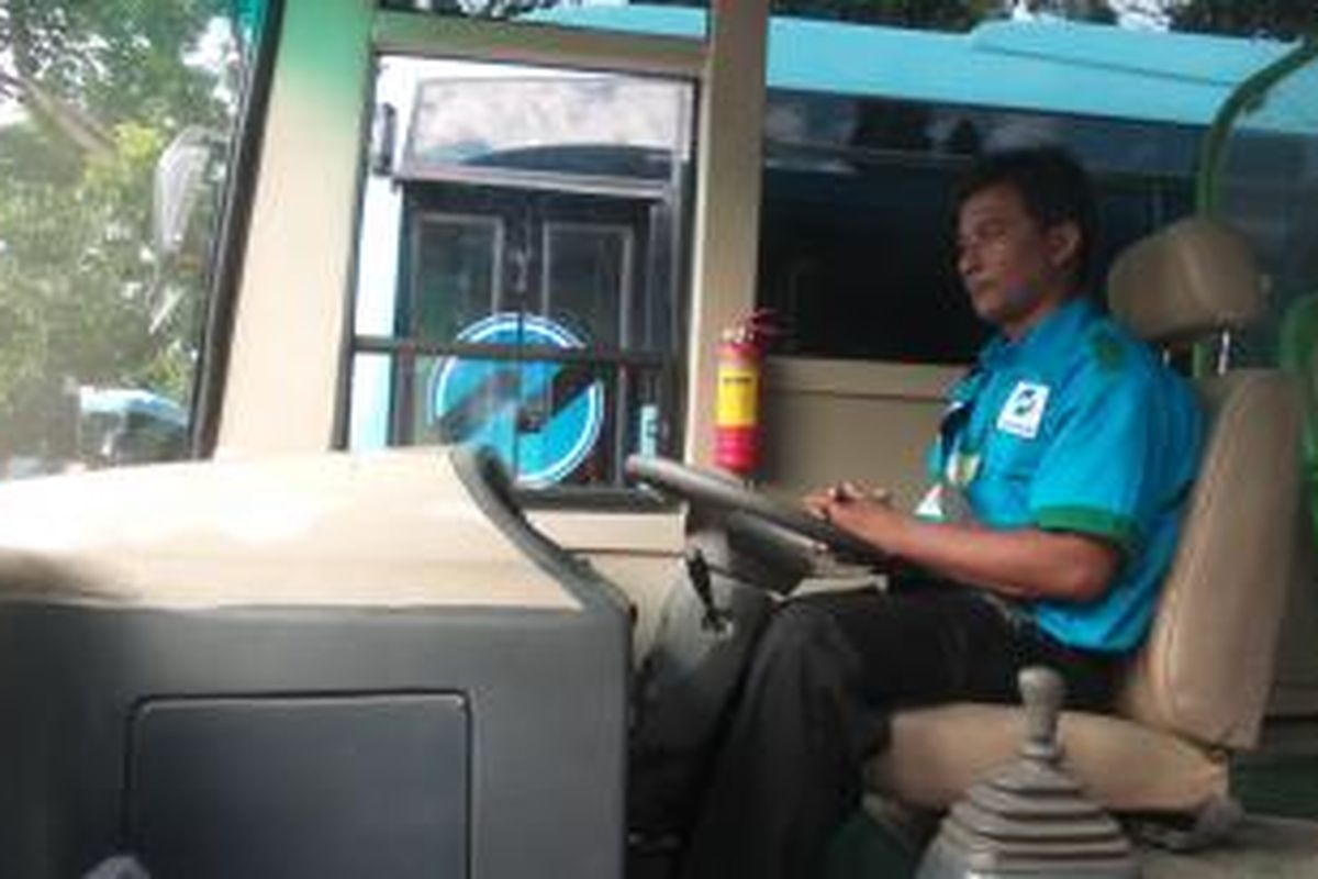 Kondisi ruang kemudi bus kopaja berstandar transjakarta saat acara peluncuran di Parkir Timur Senayan, Selasa (22/12/2015). Bus ini direncanakan akan dioperasikan sebagai layanan transjakarta  untuk melayani rute di luar koridor busway.