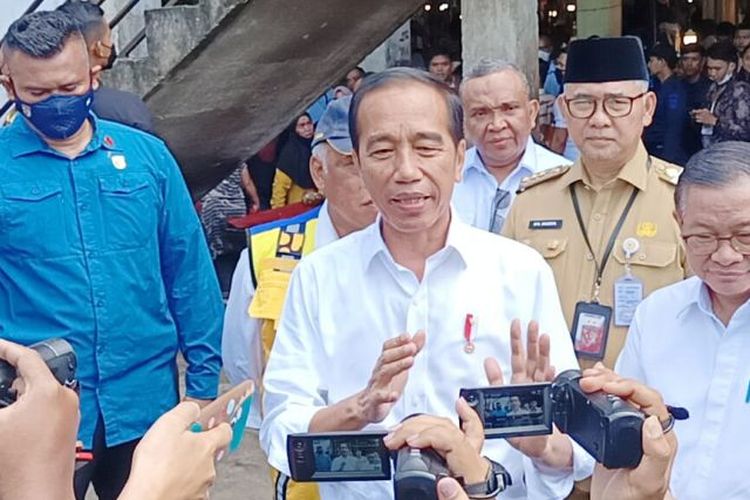 Presiden Joko Widodo tinjau harga sembako ke Pasar Talang Banjar Kota Jambi, Selasa (16/5/2023).
