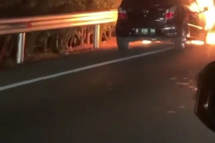 Mobil terbakar di jalan tol Jakarta-Tangerang pada Senin (2/12/2019)