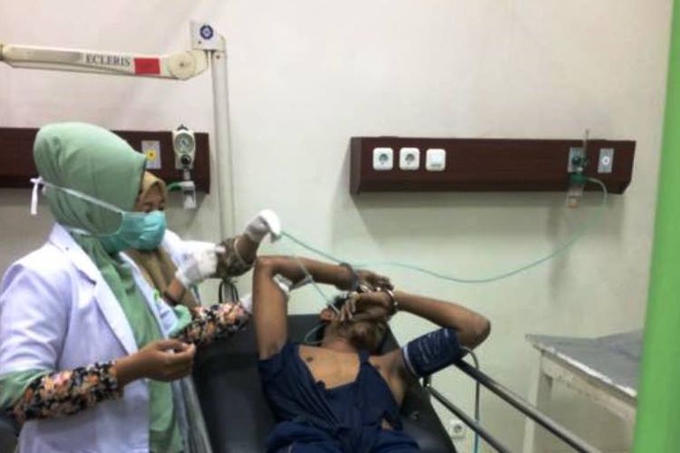 Tim dokter sedang memberikan bantuan medis pada tersangka kasus pencurian di Rumah Sakit dr Zubir Mahmud, Idi, Aceh Timur,  Selasa (11/4/2017)