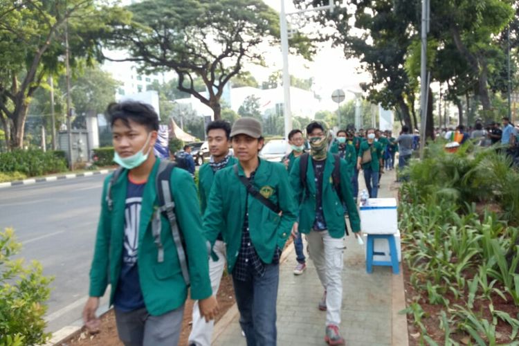 Sejumlah Mahasiswa yang tergabung dari berbagai universitas mendekati gedung DPR/MPR melalui jalan Gerbang Pemuda, Senayan, Jakarta Pusat, Selasa (01/10/2019).