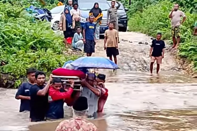 Tak Ada Jembatan, Warga di Pulau Seram Maluku Tandu  Nenek yang Sakit Seberangi Sungai