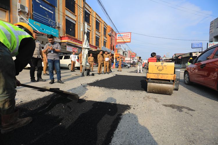 Pemkot Pekanbaru berkomitmen untuk melakukan overlay atau aspal ulang jalan rusak secara bertahap.