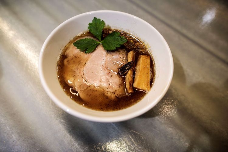 Semangkuk ramen jangkrik di Tokyo. Variasi makanan ini dibuat oleh Yuta Shinohara, yang mengganti lauk daging babi atau ayam di ramennya dengan jangkrik goreng. Shinohara dan timnya berencana membuka restoran makanan serangga di Tokyo bernama Antcicada pada April, tapi tertunda karena wabah virus corona. Mereka kemudian membuat ramen jangkrik yang bisa dimasak di rumah, dan telah terjual 600 bungkus sampai pertengahan Mei.