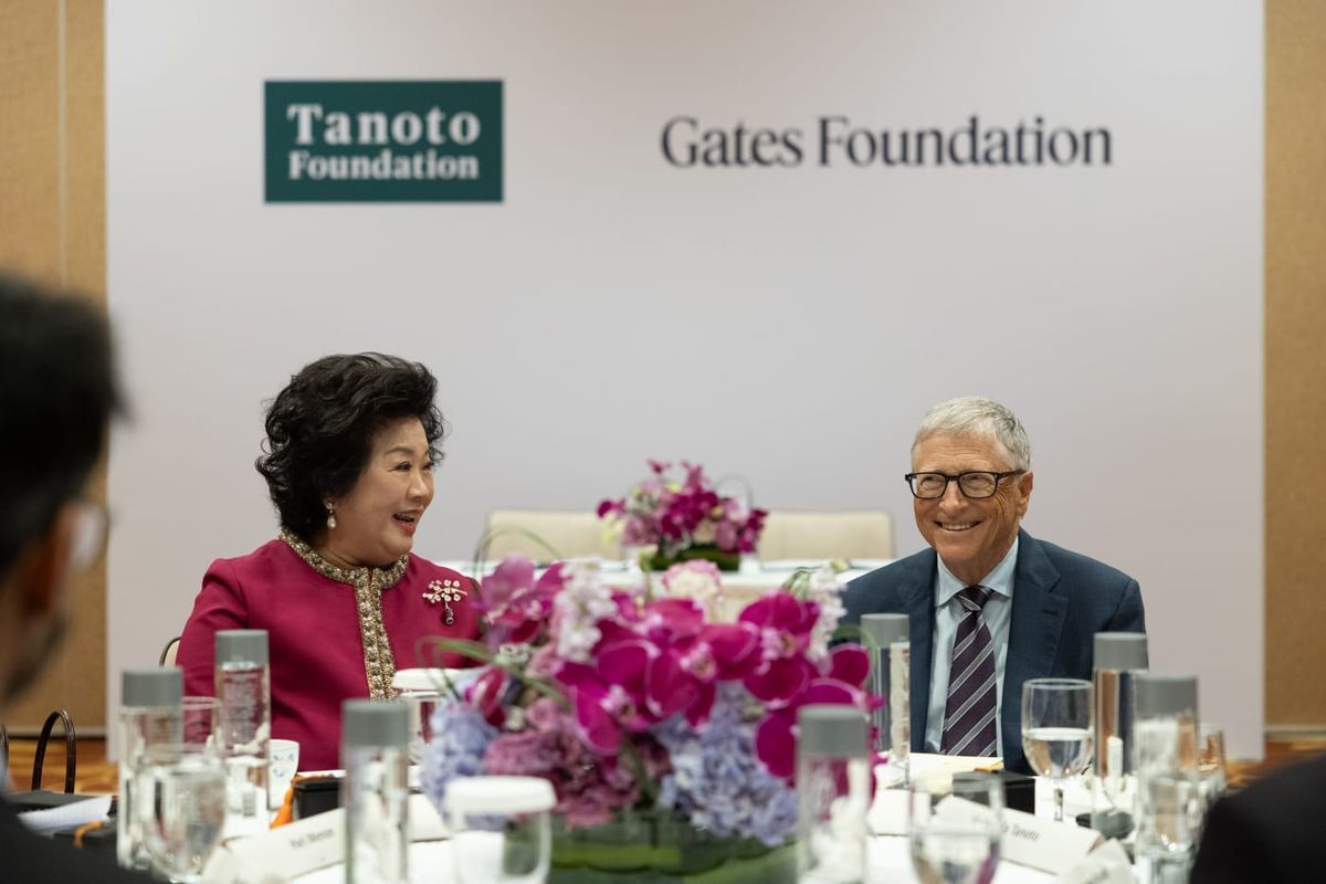 Salah satu pendiri Tanoto Foundation, Tinah Bingei Tanoto, bersama pendiri Gates Foundation, Bill Gates.