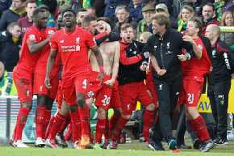 Juergen Klopp (hitam) ikut merayakan gol kelima Liverpool ke gawang Norwich City pada lanjutan Premier League di Stadion Carrow Road, Sabtu (23/1/2016).