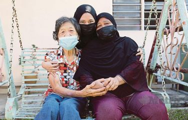 Raja Malaysia Beri Penghargaan Ibu Angkat Rohana yang Ditinggal ...