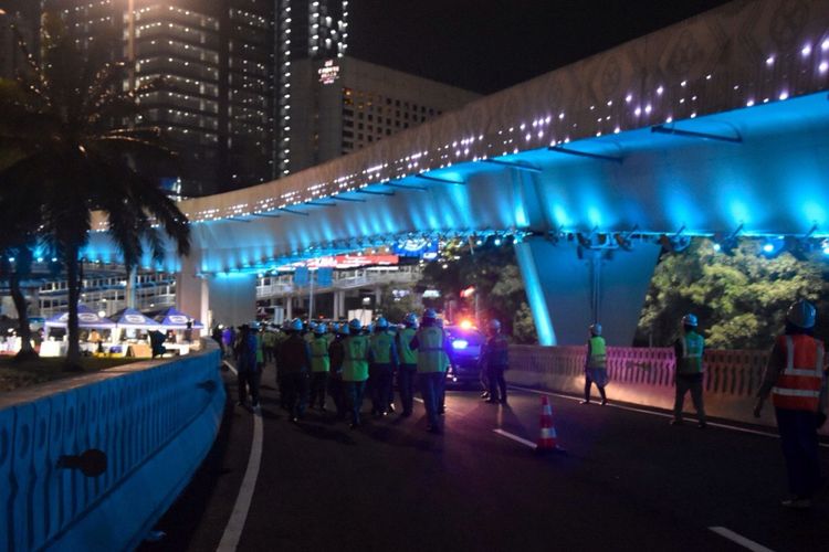 Pendaran cahaya lampu menambah keindahan SS Semanggi.