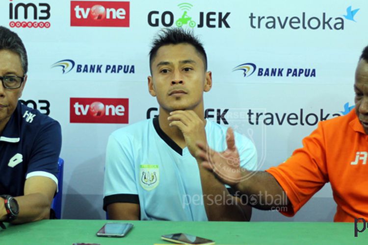 Samsul Arif (tengah) menjalani jumpa pers setelah Persela Lamongan melawan Perseru Serui pada partai Liga 1 di Stadion Marora, Sabtu (13/5/2017).