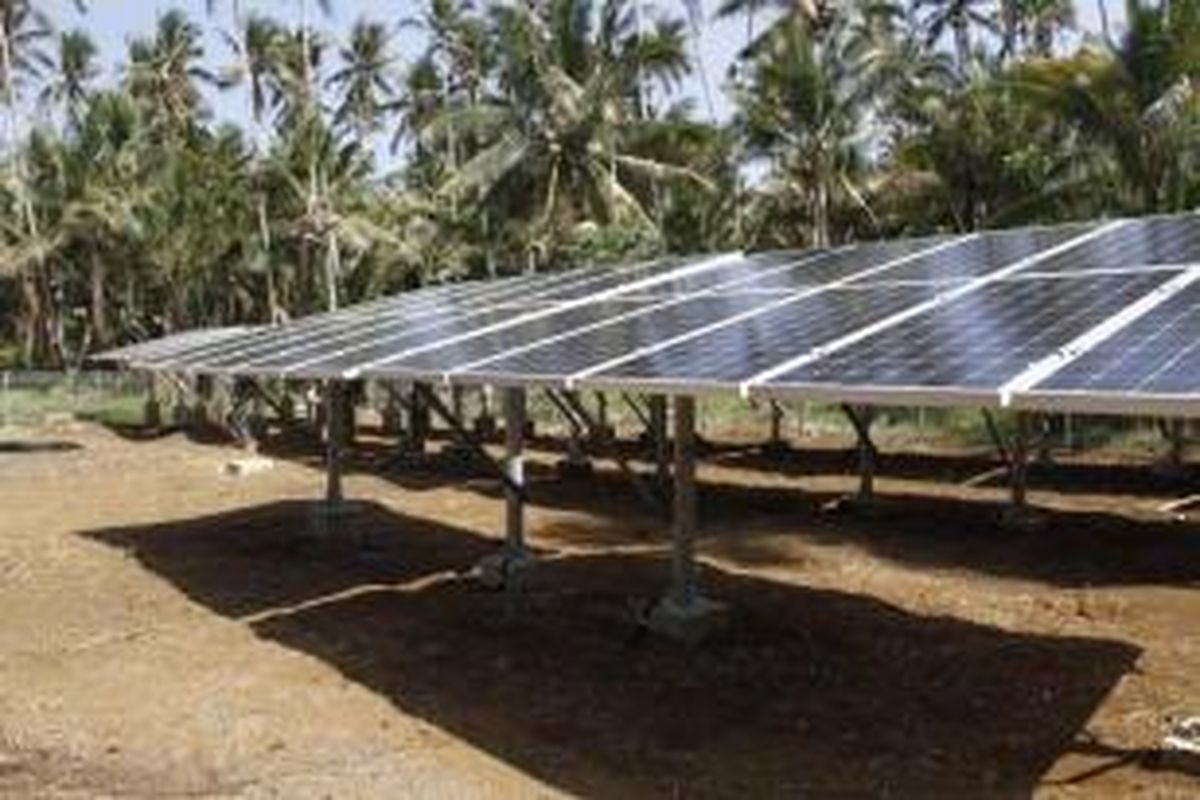 Panel surya pada sistem Pembangkit Listrik Tenaga Surya Terpusat yang dibangun Kementerian Energi dan Sumber Daya Mineral RI bekerjasama dengan Kementerian Kelautan dan Perikanan RI di pulau-pulau terpencil di Sulawesi Utara.