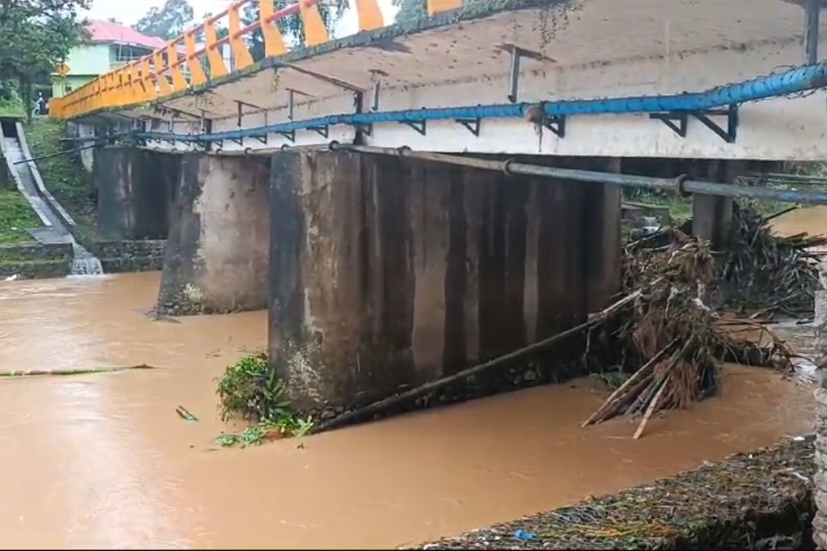 Jembatan Kiambang di jalur Padang-Bukittinggi ambruk, Kamis (22/9/2023)