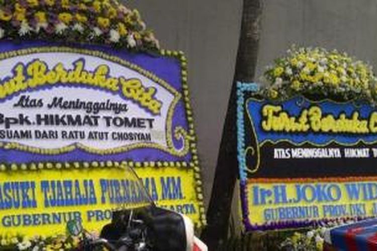 Karangan bunga tanda dukacita dari Gubernur dan Wakil Gubernur DKI Jakarta, Joko Widodo dan Basuki Tjahaja Purnama untuk Gubernur Banten Ratu Atut Chosiyah.