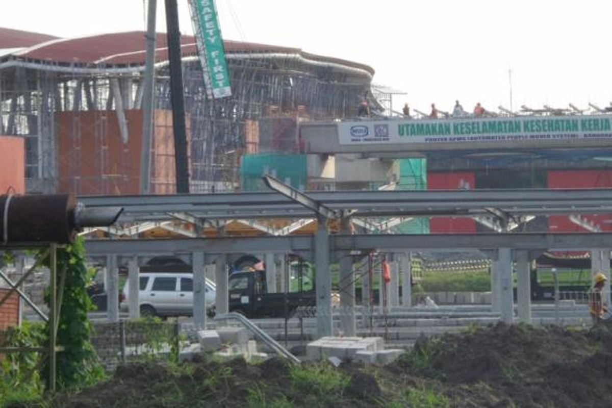 Tampak pengerjaan masih berlangsung di area sekitar stasiun Bandara Soekarno-Hatta, Tangerang, Kamis (9/3/2017) siang. Stasiun bandara rencananya mulai digunakan pada bulan Juni atau Juli 2017 mendatang.