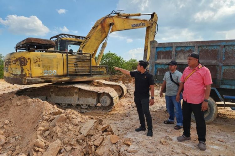 Petugas Satreskrim Polres Kampar saat berada di lokasi penangkapan pelaku tambang galian C ilegal, di Desa Karya Indah, Kecamatan Tapung, Kabupaten Kampar, Riau, Kamis (18/9/2025).
