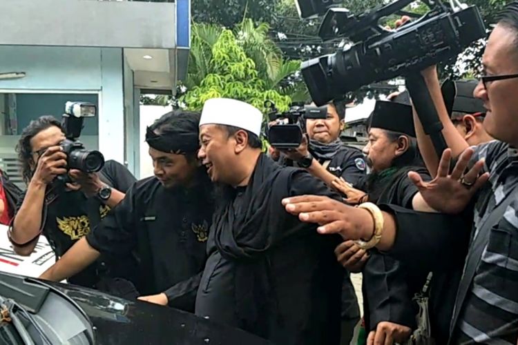 Opick dikerumuni para peliput setelah menghadiri sidang mediasi gugatan cerai istri pertamanya, Dian Rositaningrum, di Pengadilan Agama Jakarta Timur, Rabu (11/4/2018).