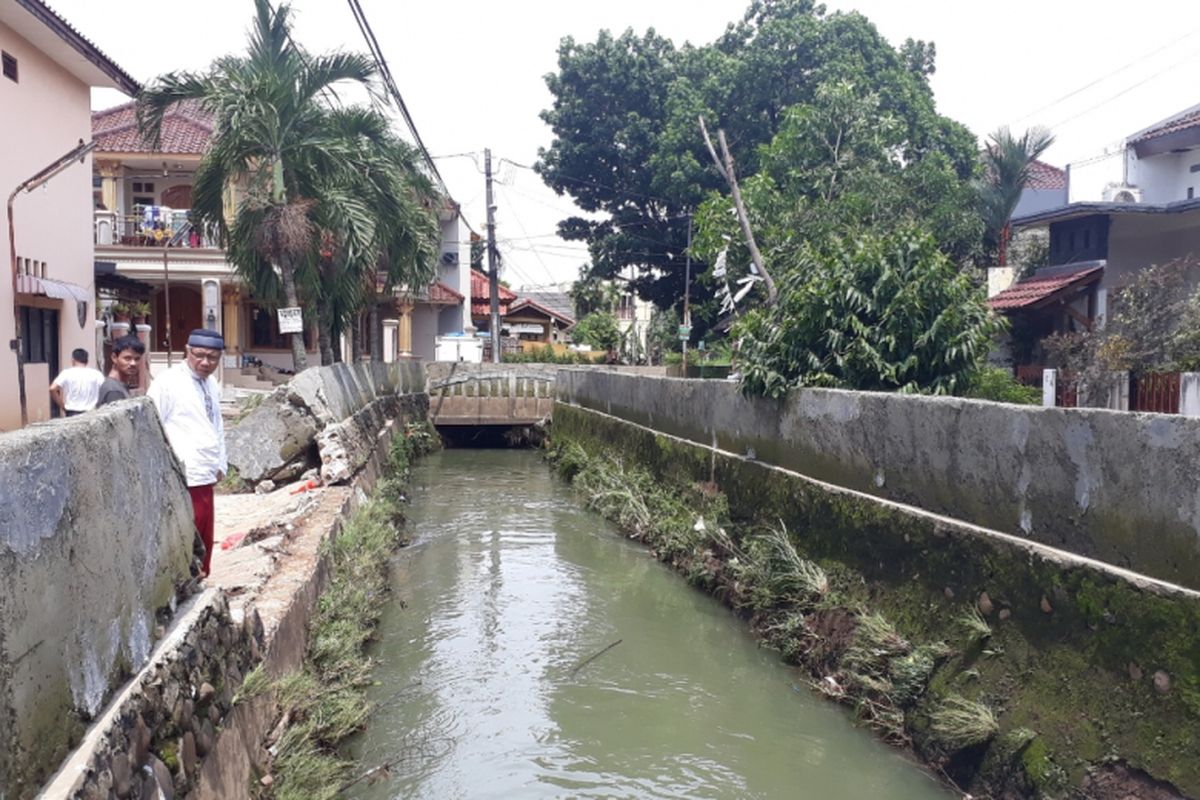 Kondisi tanggul Kali Cakung di Jalan Sedap Malam, Perumahan Cahaya Kemang Permai, Jatikramat, Pondok Gede, Kota Bekasi jebol, Jumat (14/12/2018). Tanggul kali itu jebol Kamis malam, padahal baru ditinggukan tiga bulan lalu.