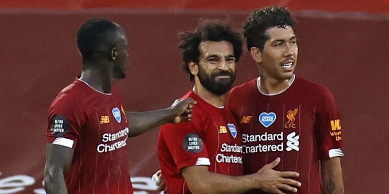 Sadio Mane (kiri) dan Roberto Firmino (tengah) ikut merayakan gol Mohamed Salah (tengah) pada laga Liverpool vs Crystal Palace di Stadion Anfield dalam lanjutan pekan ke-31 Premier League, kasta teratas Liga Inggris, Rabu (24 Juni 2020).