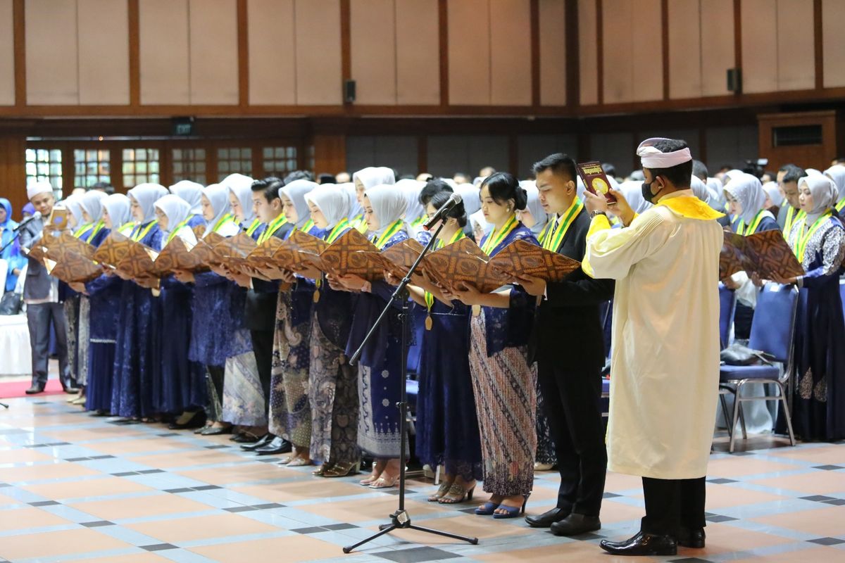 Fakultas Ilmu Keperawatan Universitas Muhammadiyah Jakarta (FIK UMJ) menggelar Angkat Sumpah Lulusan Program Studi Profesi Ners Tahun Akademik 2022-2023 di Gedung Pewayangan Jakarta Timur, Rabu (24/05/2023).