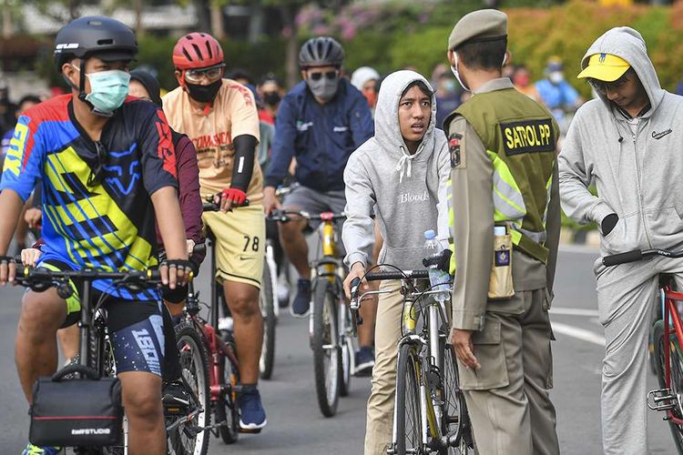 Jakartans bicycle during Car Free Day
