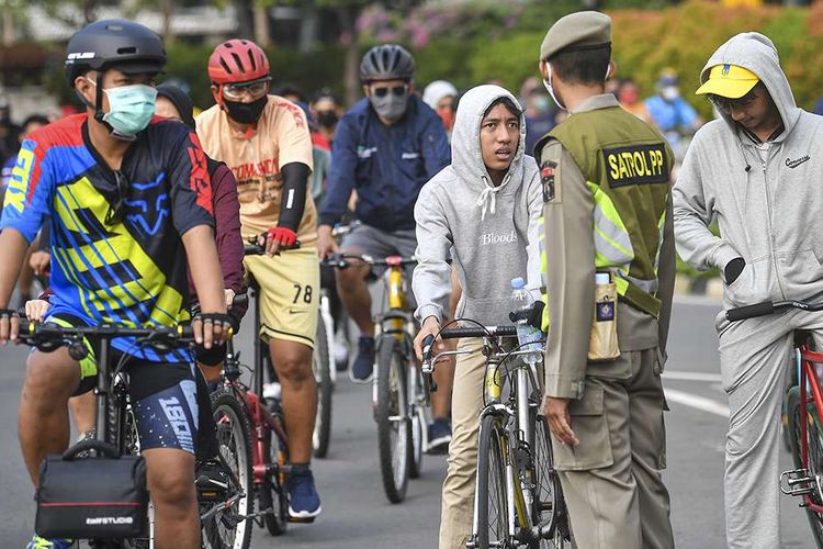 Warga mengayuh sepedanya saat melintas di kawasan bundarah Hotel Indonesia Jakarta, Minggu (28/6/2020). Meskipun Pemprov DKI Jakarta meniadakan kegiatan Hari Bebas Kendaraan Bermotor (HBKB) atau Car Free Day (CFD) di kawasan Jalan Sudirman-Thamrin, namun ribuan warga tetap berolah raga di kawasan tersebut.